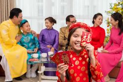Giữ tiền lì xì của con bị phạt?