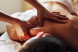 Kỹ năng massage quá tốt, bé gái gặp thảm kịch