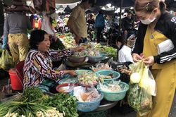 Người dân thờ ơ đeo khẩu trang nơi công cộng