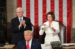 Tổng thống Trump từ chối bắt tay, Chủ tịch Hạ viện Pelosi xé toạc bản Thông điệp Liên bang