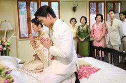 Thấy con riêng của vợ chạy theo xe hoa ngã chảy máu, chồng đạp cửa chạy xuống làm điều bất ngờ khiến cô dâu khóc không thành tiếng