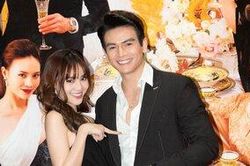 Ninh Dương Lan Ngọc lì xì vàng cho khán giả, ngại ngùng khi xem lại cảnh 'khóa môi' Lê Xuân Tiền