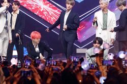 Coronavirus bùng phát, các chương trình âm nhạc giữ an toàn cho fan K-Pop như thế nào?