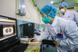 Bác sĩ Trung Quốc cảnh báo nguy cơ lây nhiễm virus corona qua đường tiêu hóa