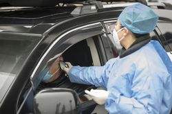 Lái xe Uber 'xa lánh' người Châu Á vì sợ virus corona