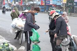 Người dân Thủ đô tấp nập mua dưa hấu ủng hộ nông dân