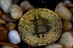 Bitcoin lên đỉnh chớp nhoáng rồi rơi tự do