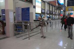 Bến xe Mỹ Đình phun khử trùng bề mặt phòng đại dịch virus corona