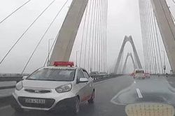 Thót tim cảnh taxi phóng vun vút ngược chiều trên cầu Nhật Tân