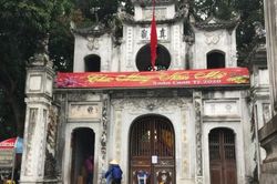 Hà Nội: Văn Miếu, Hoàng Thành và nhiều đền chùa đồng loạt treo thông báo đóng cửa để phòng virus corona