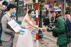 Người đổ xô tích trữ khẩu trang, người bình thản giữa dịch corona