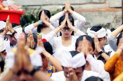 Bali tổ chức cầu nguyện khi 15.000 khách Trung Quốc hủy tour vì corona