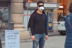Người Trung Quốc ở Italy treo biển 'Tôi không phải virus corona'