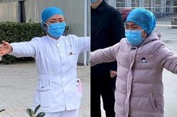 Hai mẹ con khóc nức nở, đứng ôm nhau từ xa vì dịch cúm corona