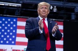 Được tuyên bố vô tội, Tổng thống Trump ăn mừng bằng thông điệp mạnh mẽ