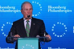 Tỷ phú Bloomberg và cựu phó Tổng thống Joe Biden đều mang ông Obama ra tranh cử