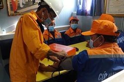 Cứu thuyền viên tàu cá gặp nạn trên biển