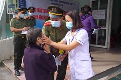 CAQ Thanh Khê tuyên truyền, hướng dẫn và phát khẩu trang miễn phí cho người dân
