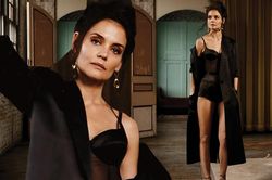 Katie Holmes 'cởi đồ', thả dáng sexy hút mắt