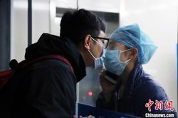 Xúc động nữ y tá hôn bạn trai qua tấm kính cách ly giữa mùa dịch corona