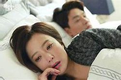Nửa đêm tỉnh giấc, tôi phát hiện ra sự thật 'động trời' của chồng