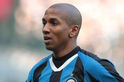 Ashley Young tốn công đưa thợ cắt tóc nổi tiếng sang Italia, cuối cùng chỉ... cạo trọc