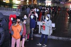 Gần nửa đêm, hàng trăm người dân chung cư Linh Đàm đội mưa xếp hàng mua khẩu trang giữa dịch corona