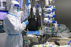 Lo ngại lây nhiễm virus corona, Trung Quốc chế tạo robot lấy mẫu xét nghiệm của người bệnh thay cho y tá