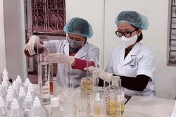 Sản xuất trên 1.000 lọ dung dịch sát khuẩn phục vụ miễn phí