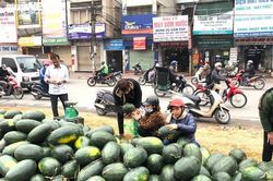 Dân Hà Nội nhiệt tình mua, hàng chục tấn dưa hấu 'vỉa hè' được 'giải cứu'
