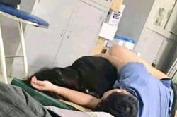 Bác sỹ ôm nữ sinh thực tập ngủ: Bệnh viện nói chỉ là hành động vô thức khi say giấc