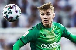 Odegaard dứt điểm xâu kim 2 cầu thủ Real Madrid