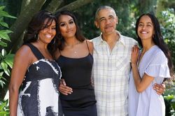 Barack Obama thích diện sơ mi, áo khoác da như thanh niên