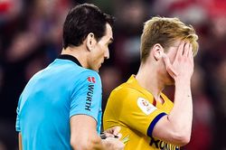 Tiền vệ Barca nhận thẻ vàng vì ăn vạ trong trận thua Bilbao