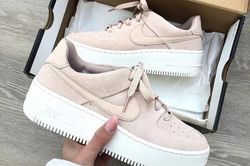 Cận cảnh giày Nike Air Force 1 Sage màu hồng được hội chị em săn tìm