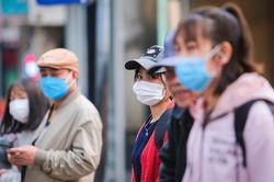 'Sợ lây virus corona, hàng xóm đóng cửa khi vợ chồng tôi đi làm về'