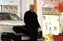 Hoàng Touliver thích mặc cả cây đen để tránh bẩn, trông gầy hơn