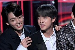 'Bàn tay nghịch ngợm' của Jungkook BTS nhiều lần khiến fan chết cười