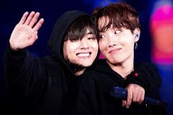 V BTS gây bão mạng khi nhảy cực nhắng trên bãi biển