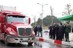 Sử dụng lực lượng 'đặc biệt' đưa thanh long, dưa hấu qua biên giới