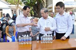 Thừa Thiên Huế: Hỗ trợ và động viên trường học phát miễn phí dung dịch sát khuẩn cho người dân