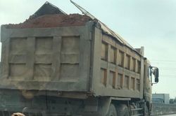 Xe tải quá tải lại tung hoành trên Quốc lộ