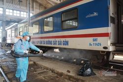 Tỉ mỉ cảnh phun khử khuẩn cả đoàn tàu ở ga Sài Gòn
