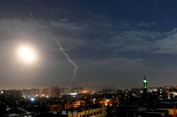 Xem hệ thống phòng không Syria đánh chặn tên lửa