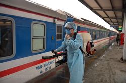 Đường sắt Hà Nội phun thuốc khử trùng đoàn tàu đề phòng virus corona