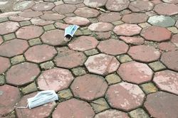 Tuyên truyền việc bỏ khẩu trang dùng một lần đúng chỗ