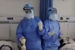 Bác sĩ tại Vũ Hán đồng ca để động viên tinh thần bệnh nhân nhiễm virus Corona
