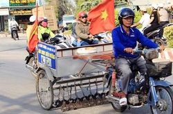 Tặng bằng khen cho người đàn ông rà hút đinh trên các tuyến đường