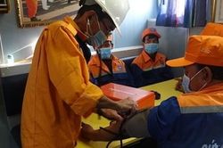 Đưa tàu cá cùng 7 ngư dân bị nạn trên biển vào bờ