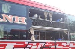 Xe khách bị ném đá tới tấp gây vỡ kính trên QL1A